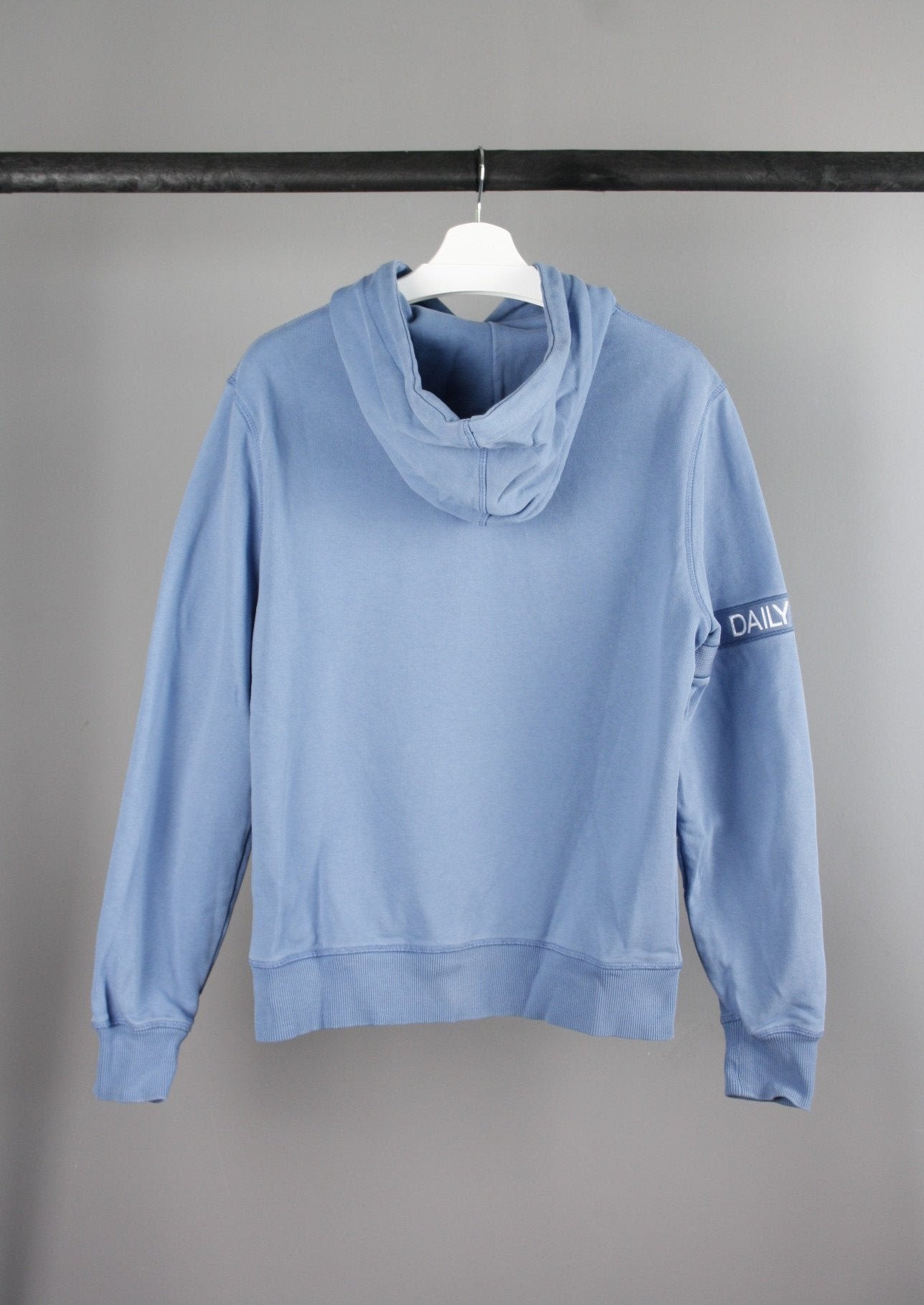 Achterkant van een turquoise Daily Paper Captain hoodie met een turquoise band op de rechterarm, ideaal voor een frisse en moderne look.