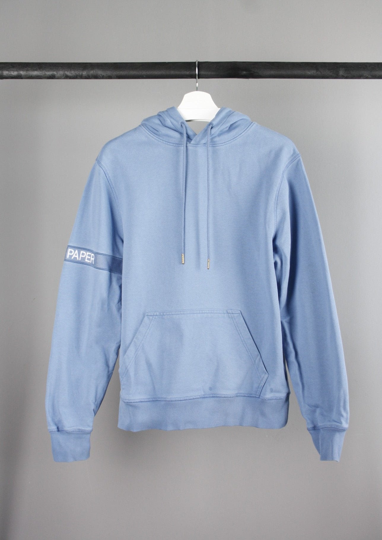 Voorkant van een turquoise Daily Paper Captain hoodie met een bijpassende turquoise band om de rechterarm, gemaakt van comfortabele stof met een eigentijdse uitstraling.