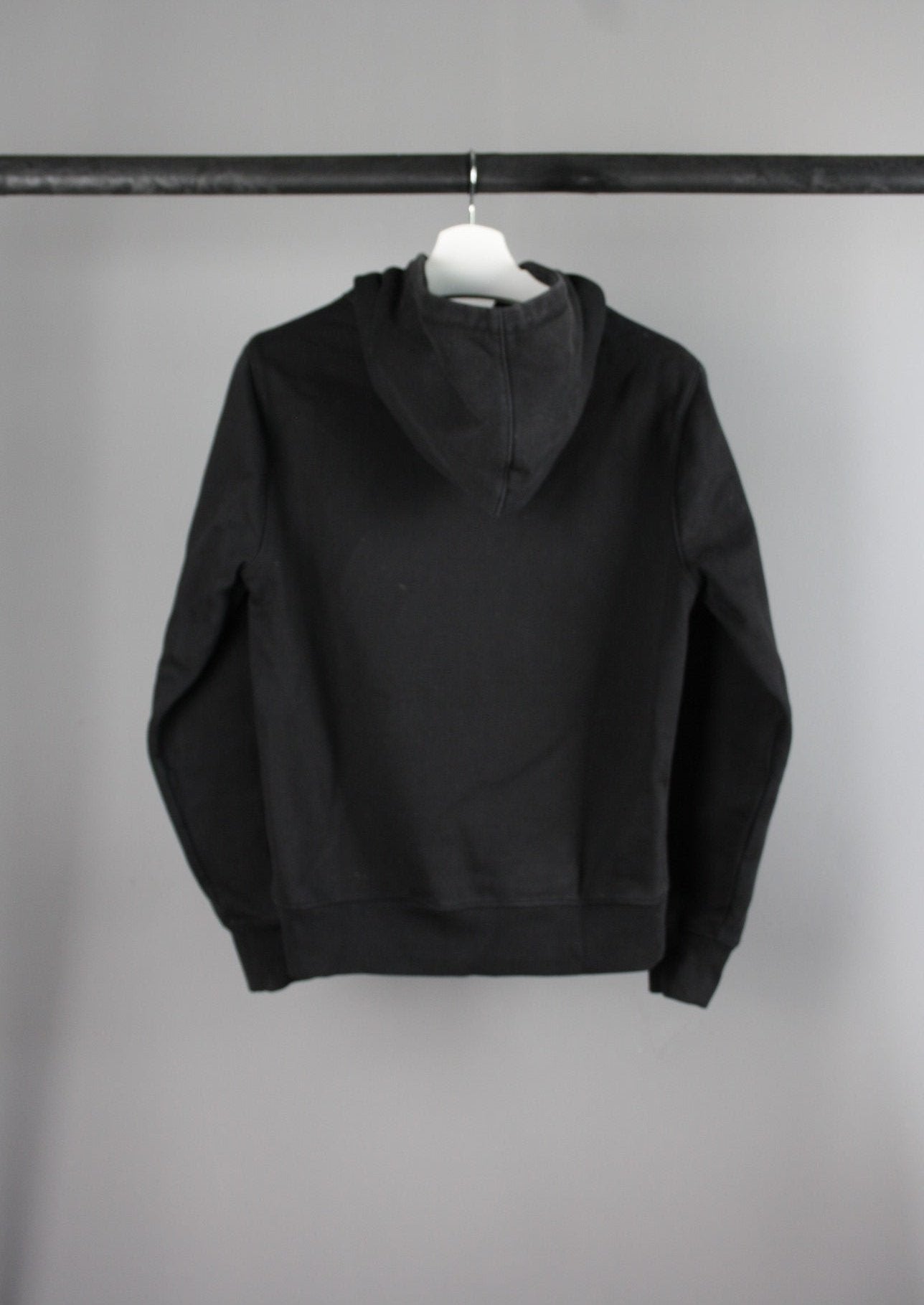 Achterkant van een zwarte Daily Paper Gahand hoodie, met een eenvoudig en stijlvol design, ideaal voor dagelijks gebruik.
