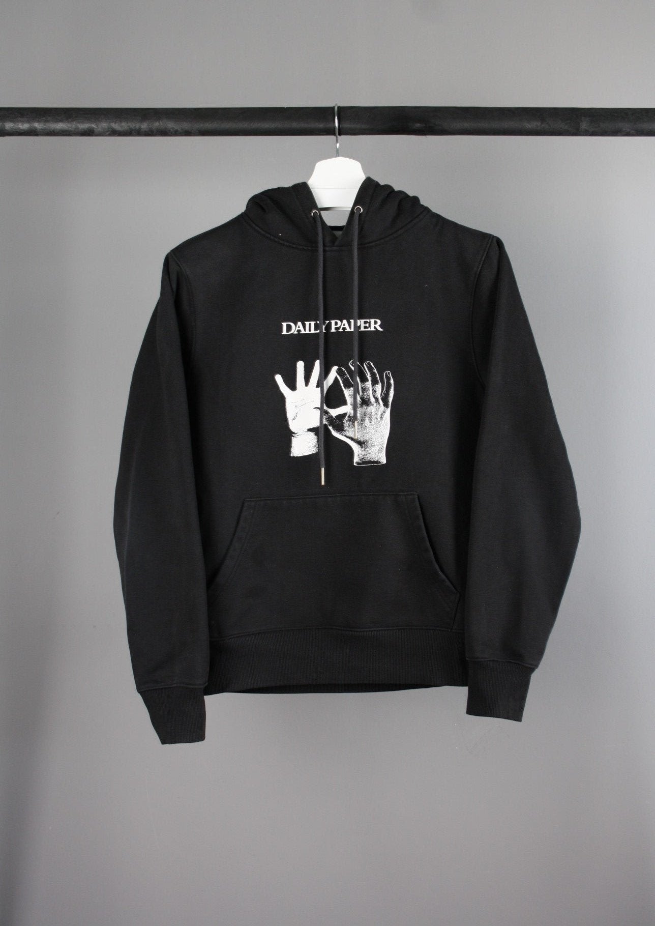 Voorkant van een zwarte Daily Paper Gahand hoodie met een minimalistisch ontwerp en hoogwaardige stof, perfect voor een moderne en casual uitstraling.