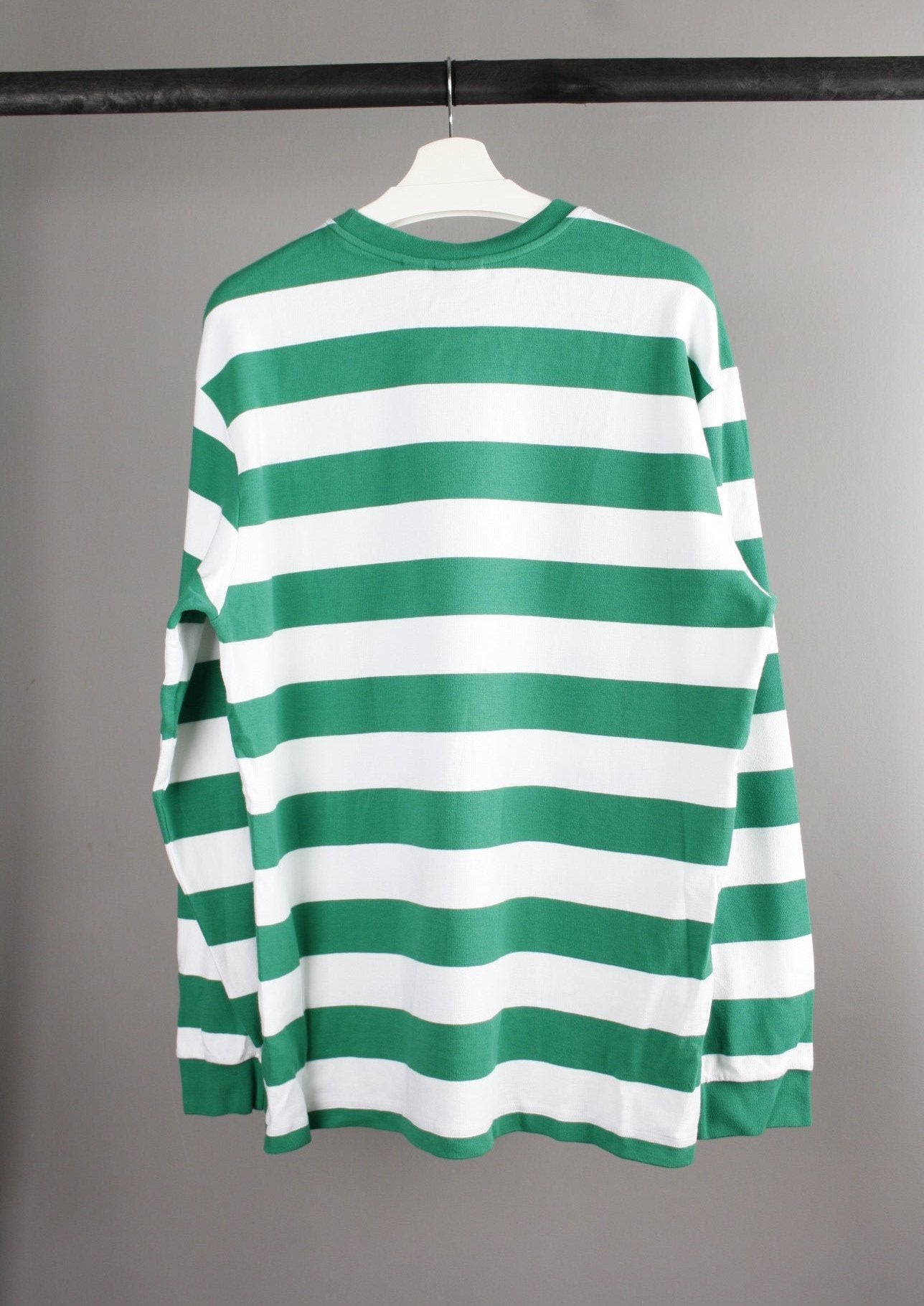 Achterkant van een groene en witte Daily Paper longsleeve met een minimalistisch ontwerp, perfect voor een casual en trendy look.