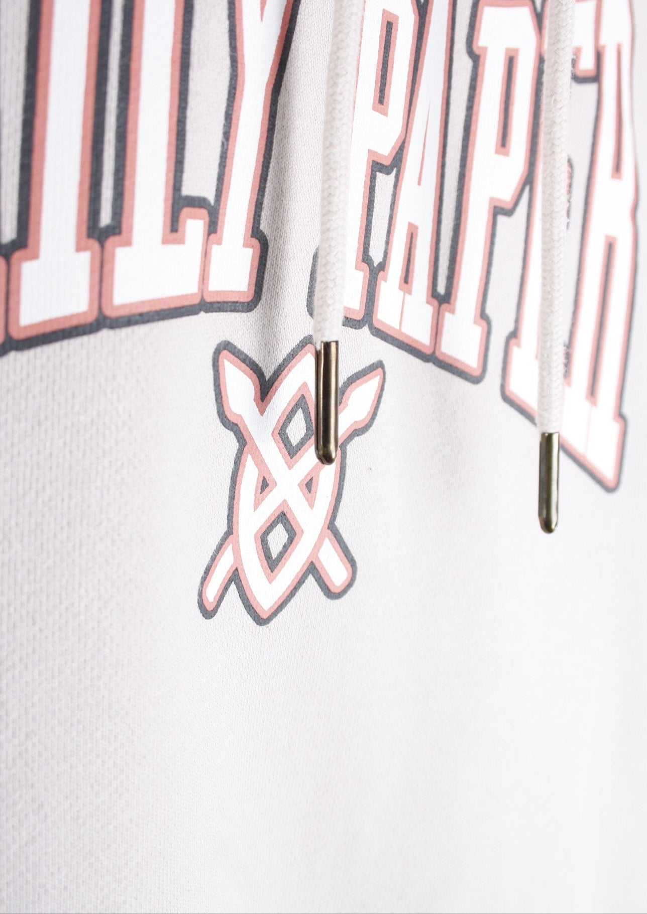 Close-up van de touwtjes van de Daily Paper Nirway oversized hoodie, met goudkleurige uiteinden voor een luxe afwerking.