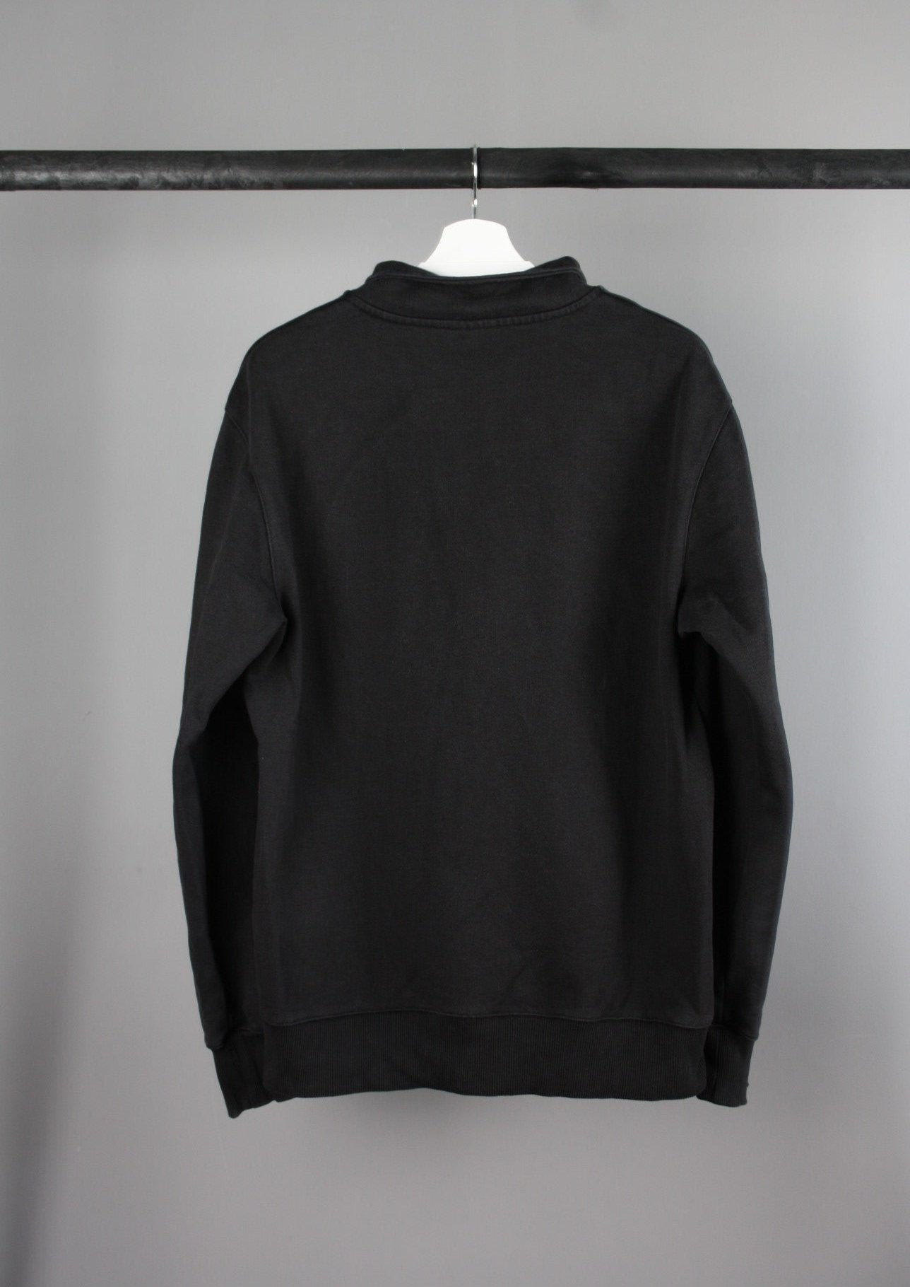 Achterkant van een Daily Paper quarter zip sweater, met een eenvoudige en stijlvolle afwerking, ideaal voor een casual en trendy look.