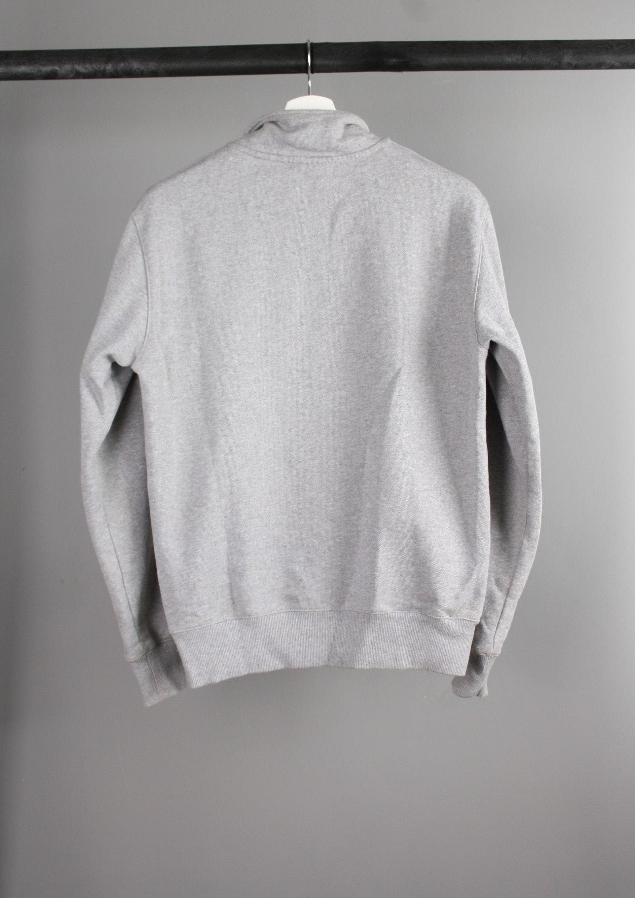 Achterkant van een grijze Daily Paper half zip sweater met een minimalistisch design en een stijlvolle, casual uitstraling.