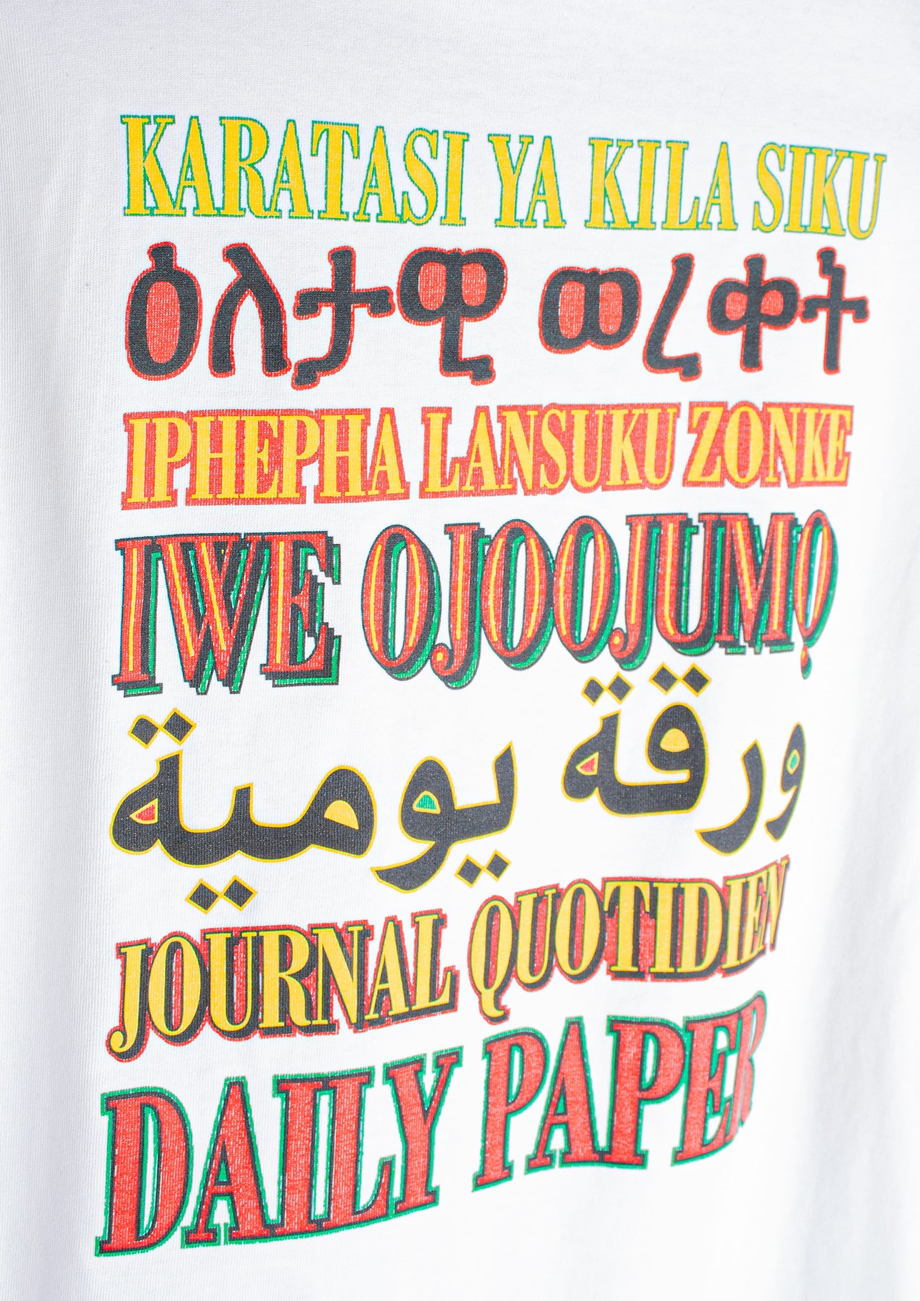 Close-up van de details van de Daily Paper Remulti longsleeve in maat S, wit, met zorgvuldig afgewerkte mouwen en naden