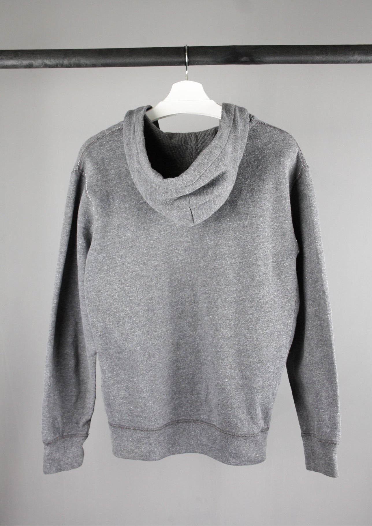 Achterkant van een grijs Ralph Lauren vest in maat M, een veelzijdig ontwerp dat een tijdloze en casual look biedt.