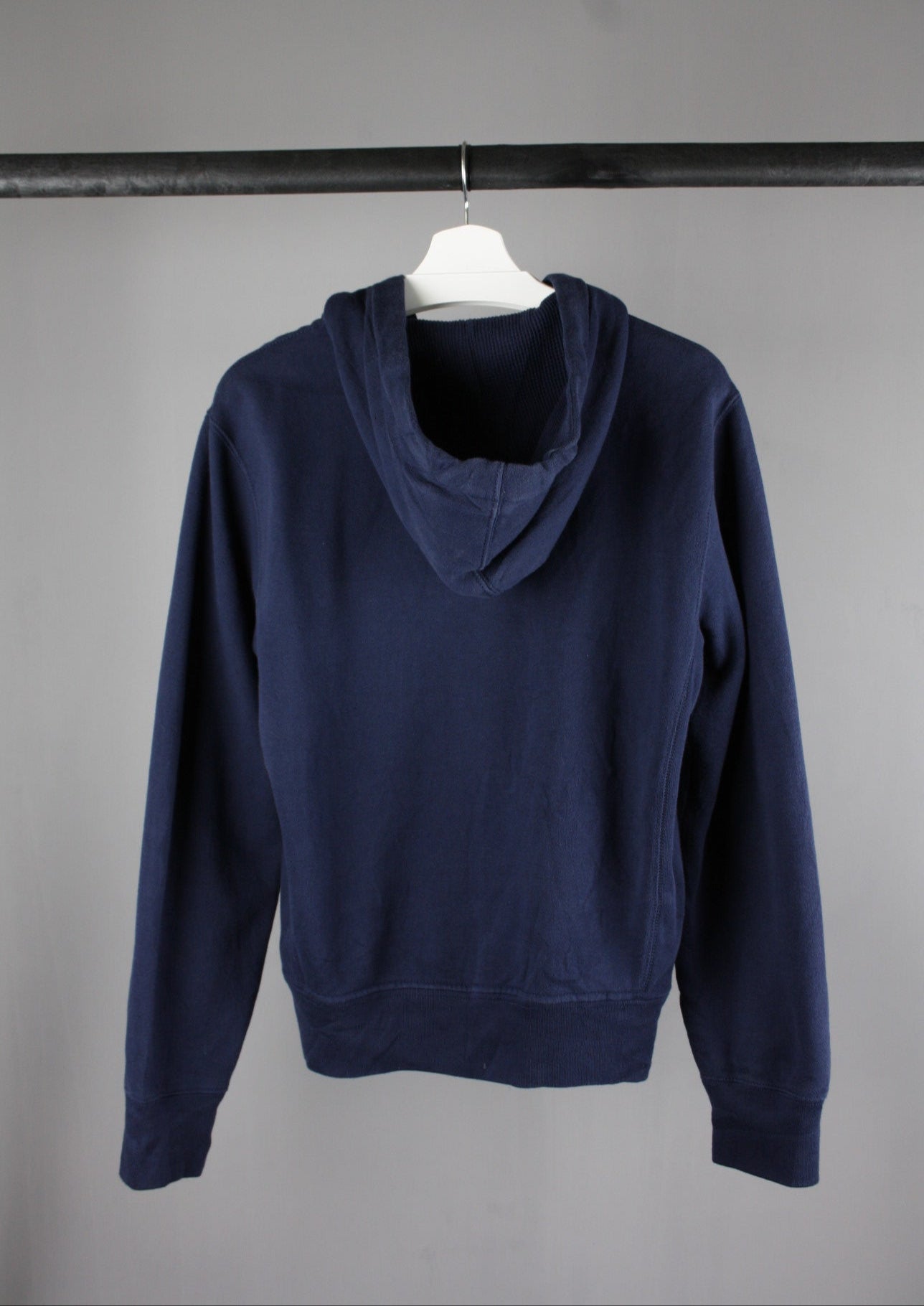 Achterkant van een marineblauw Ralph Lauren vest, een klassiek ontwerp dat past bij elke casual outfit.