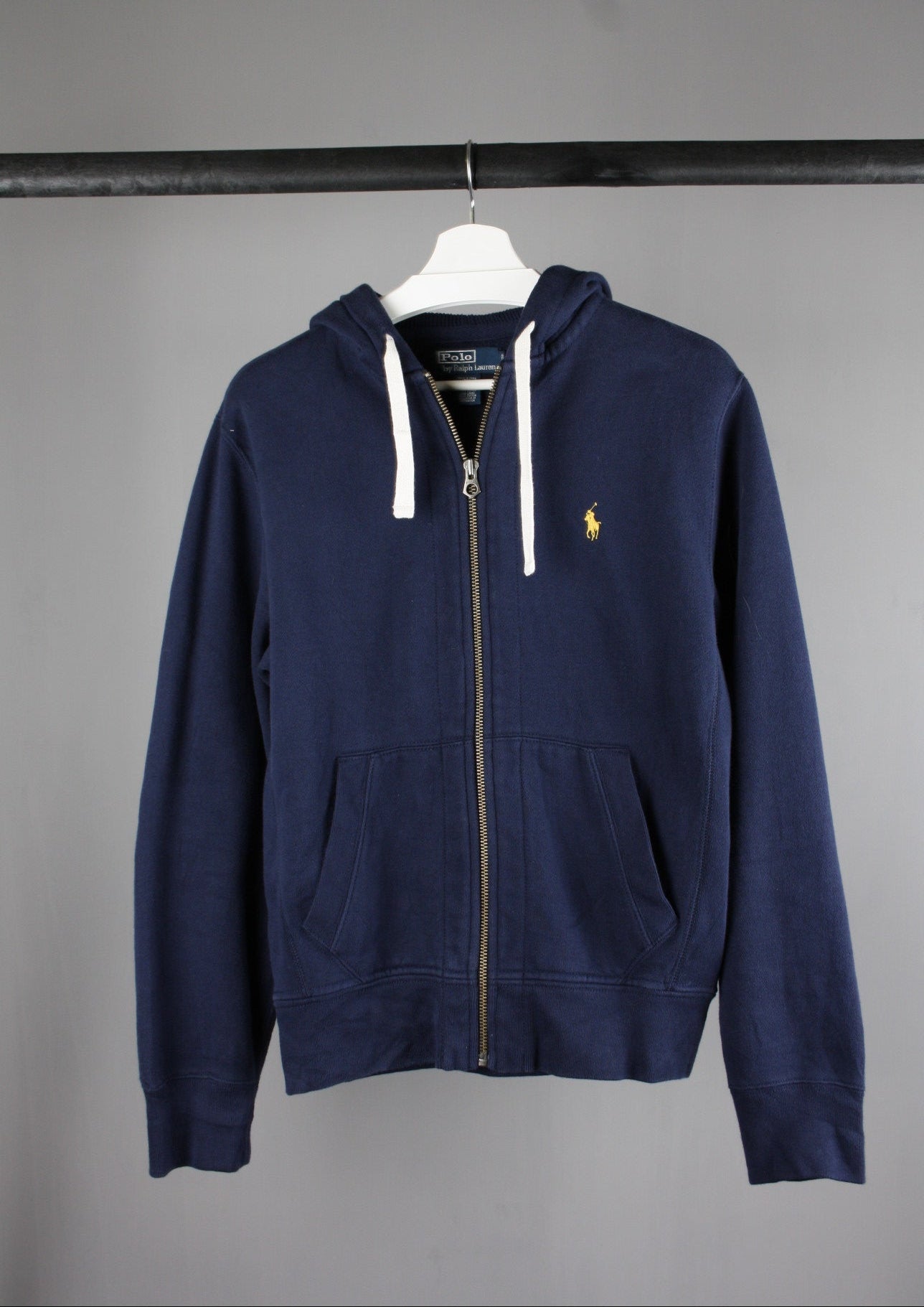Voorkant van een marineblauw Ralph Lauren vest met een geel paardje, het iconische logo voor een sportieve en elegante uitstraling.