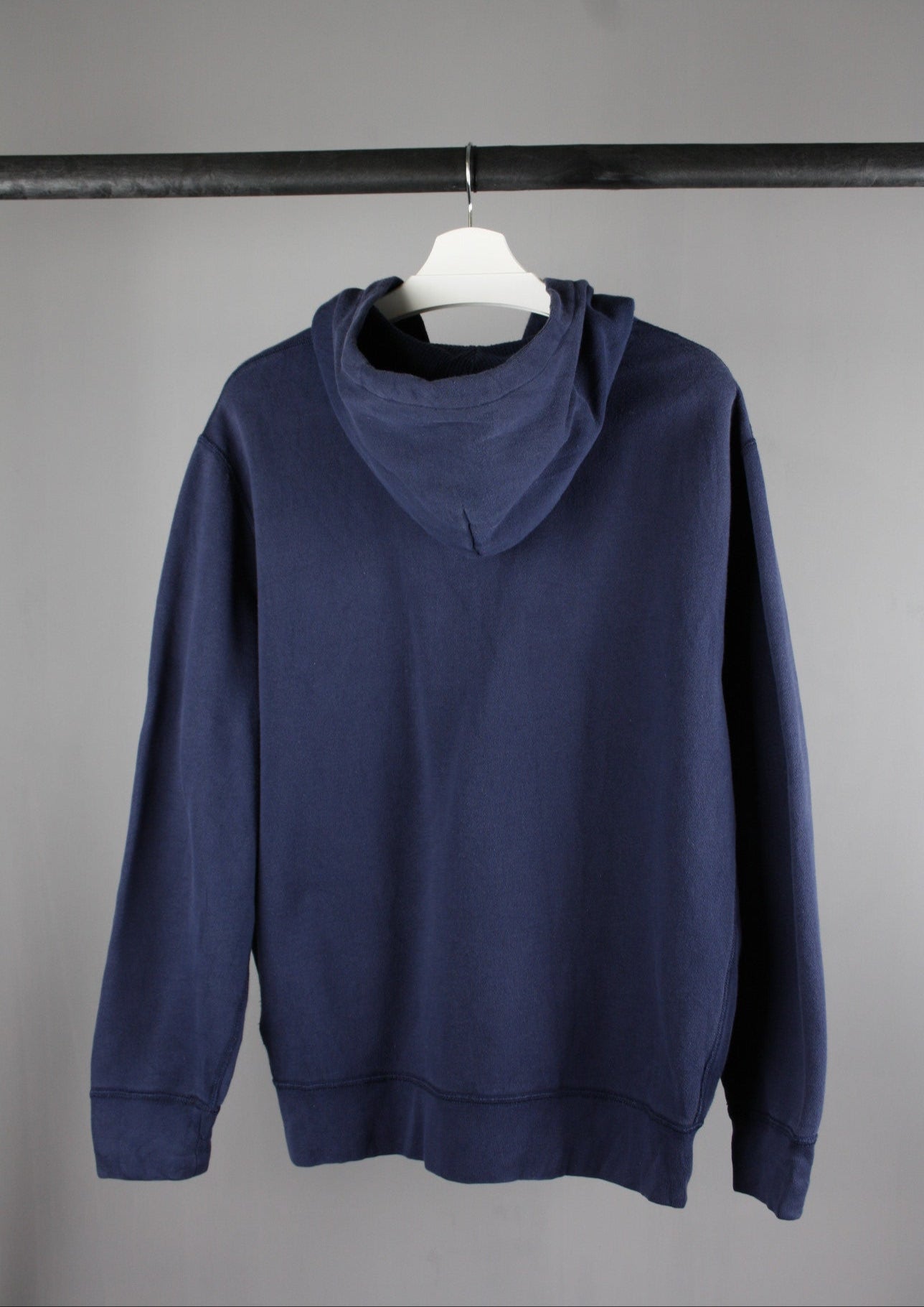 Achterkant van een marineblauw Ralph Lauren vest in maat XL, een tijdloos ontwerp dat past bij verschillende casual outfits