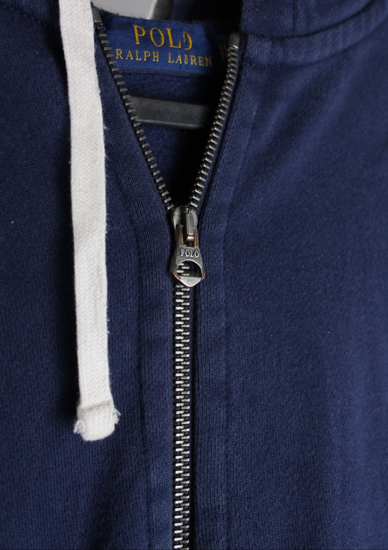 Close-up van de details van een marineblauw Ralph Lauren vest in maat XL, met hoogwaardige afwerking voor een luxe uitstraling.