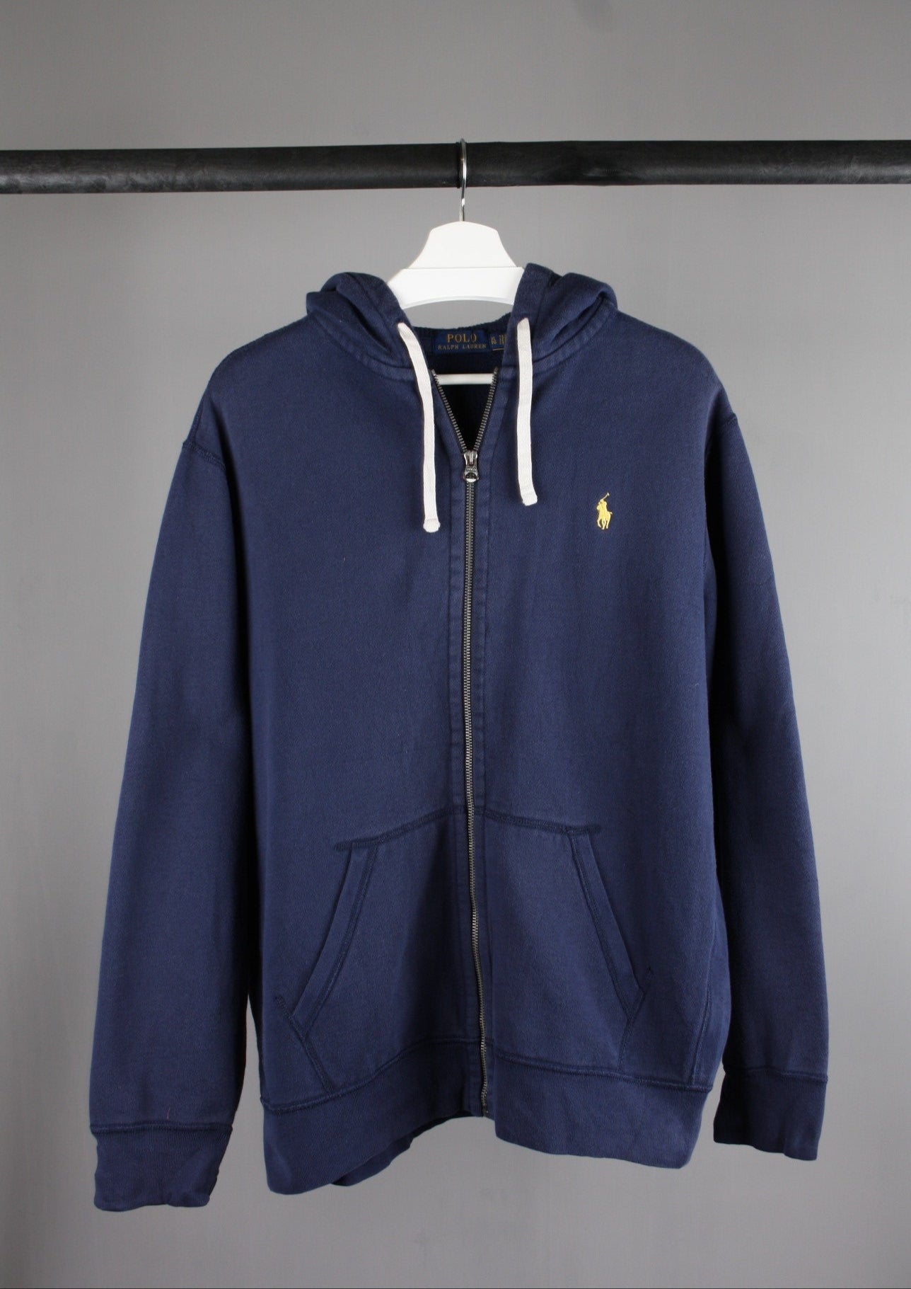 Voorkant van een marineblauw Ralph Lauren vest in maat XL met een geel paardje, het iconische logo voor een sportieve en stijlvolle look