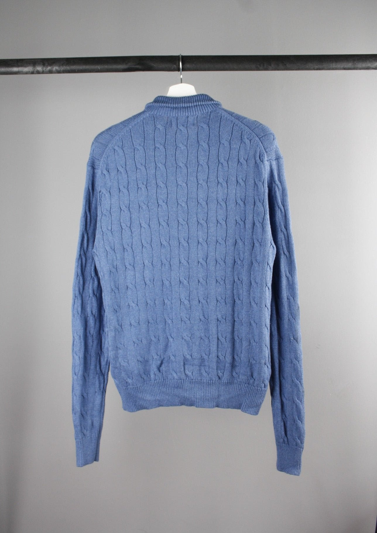 Achterkant van een blauwe Ralph Lauren cable knit quarter zip sweater met een subtiel marineblauw logo op de borst, ideaal voor een tijdloze en verfijnde casual look.