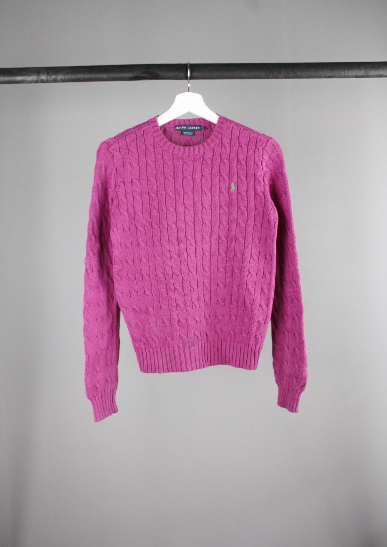 Voorkant van een paarse Ralph Lauren cable knit sweater met een groen paardje op de borst, vervaardigd uit hoogwaardige wol voor een stijlvol en comfortabel uiterlijk