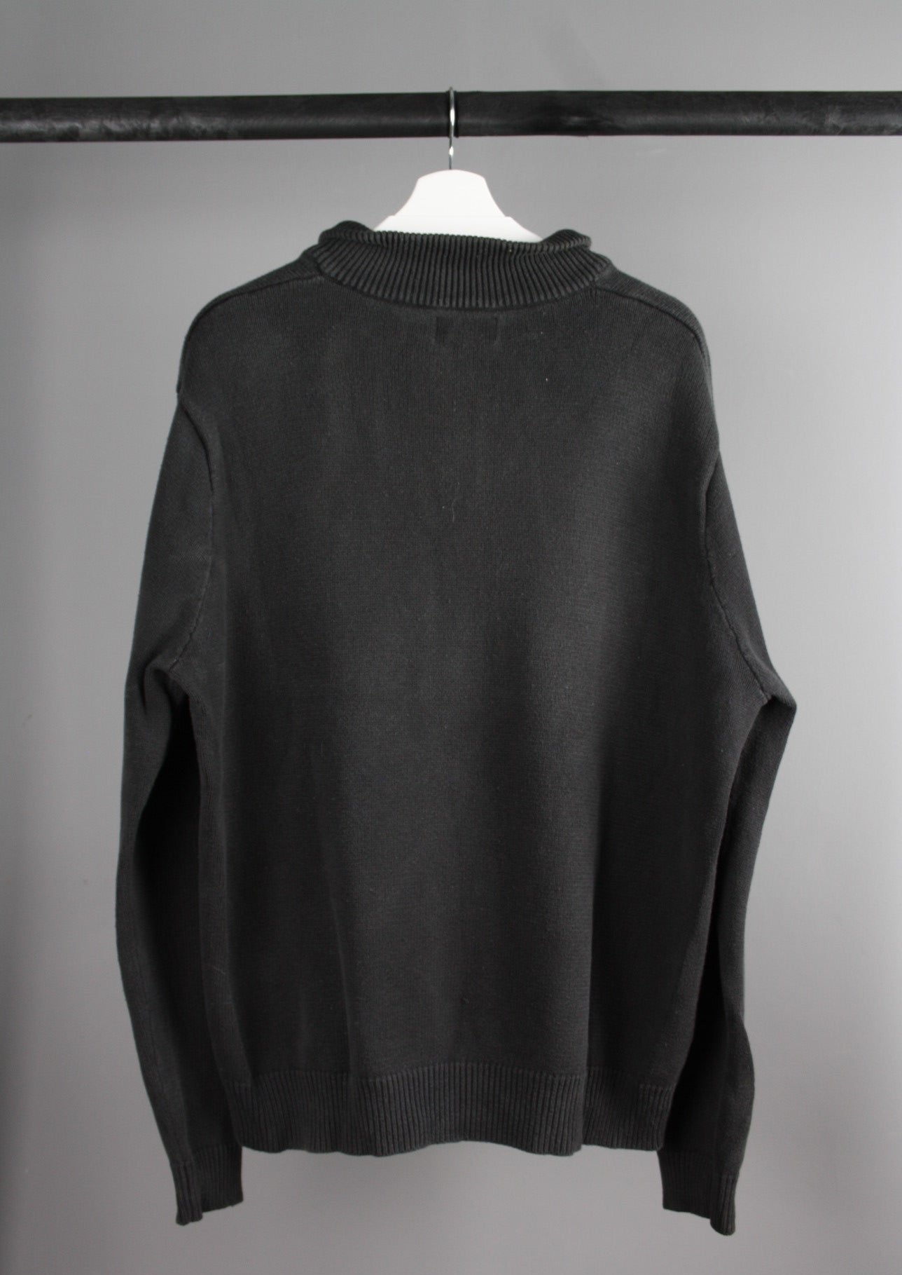Achterkant van een zwarte Ralph Lauren quarter-zip sweater met een klassieke pasvorm en zachte katoenmix.