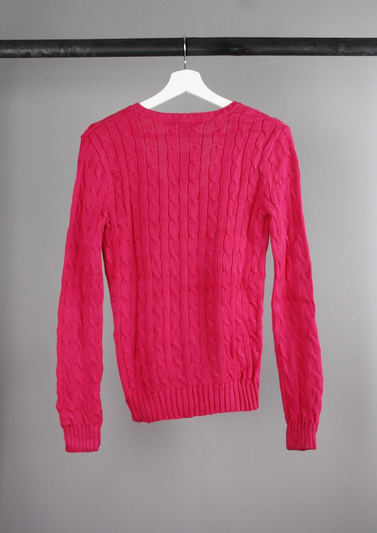 Achterkant van een Ralph Lauren Sport cable knit sweater, eenvoudig en elegant, perfect voor een casual en stijlvolle outfit.