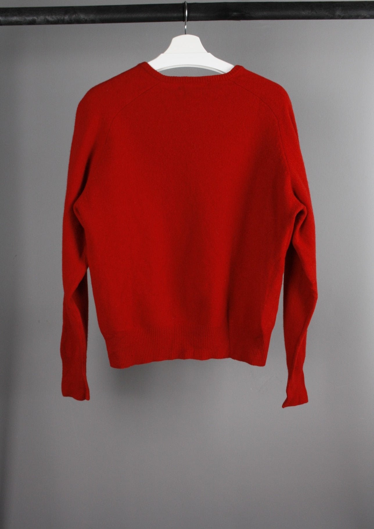 Achterkant van een wollen Ralph Lauren sweater met V-hals, gemaakt van hoogwaardige wol voor een comfortabele en stijlvolle uitstraling.