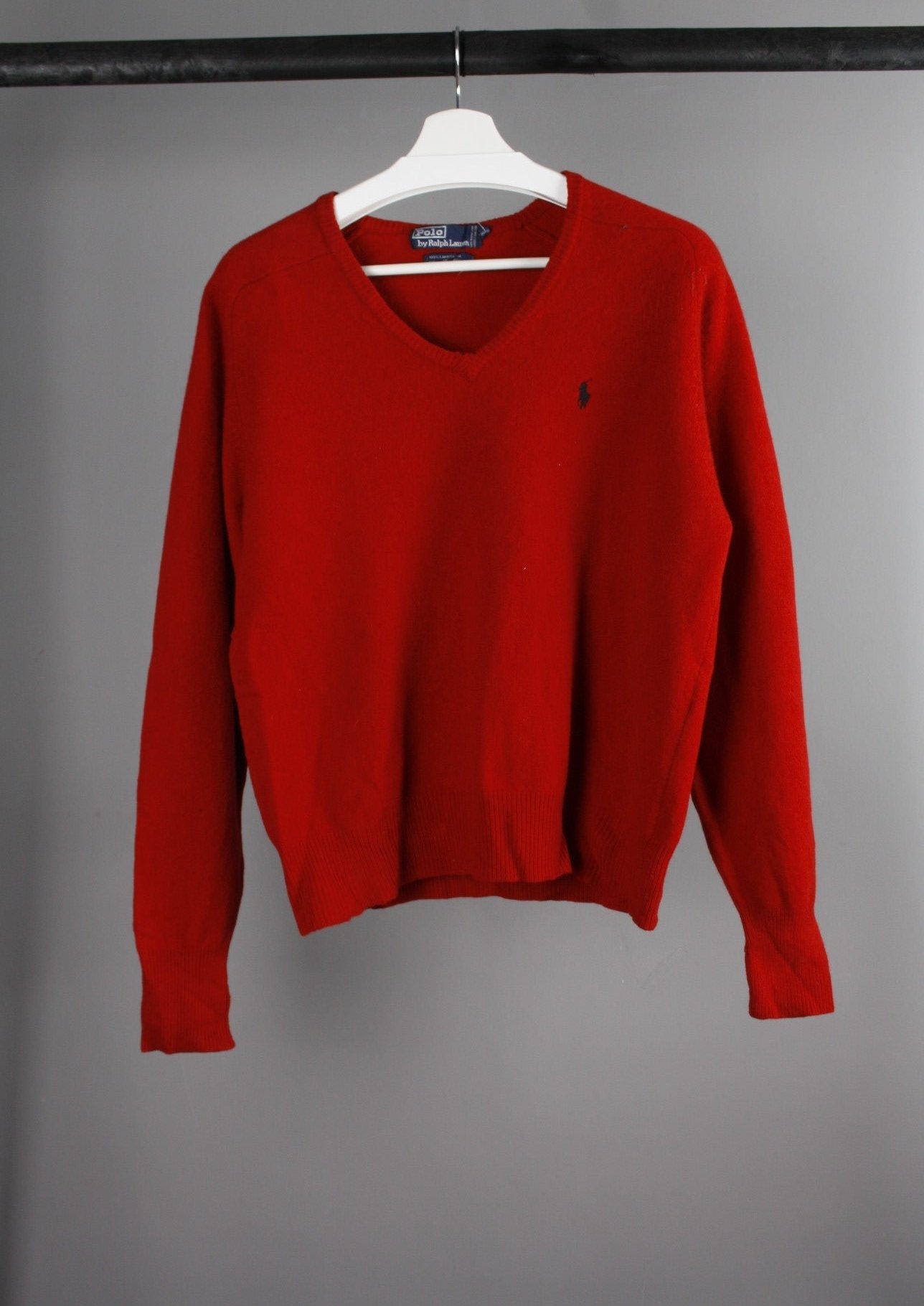 Voorkant van een wollen Ralph Lauren sweater met V-hals in een klassieke pasvorm en een marineblauw geborduurd paardje op de borst.