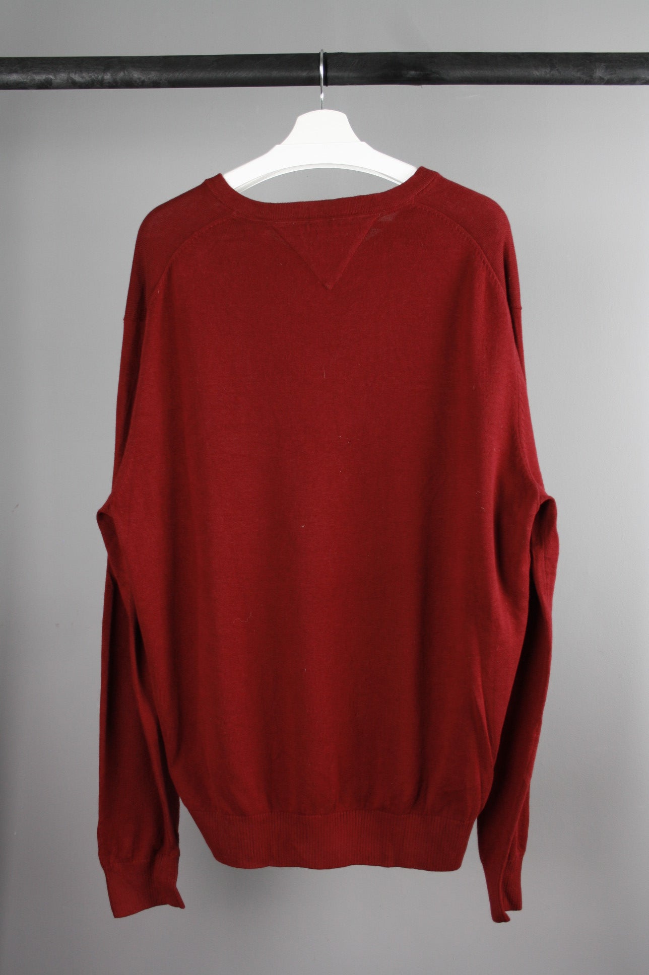 Achterkant van een wijnrode Tommy Hilfiger sweater met een klassieke pasvorm en minimalistische stijl, perfect voor casual en stijlvolle outfits.