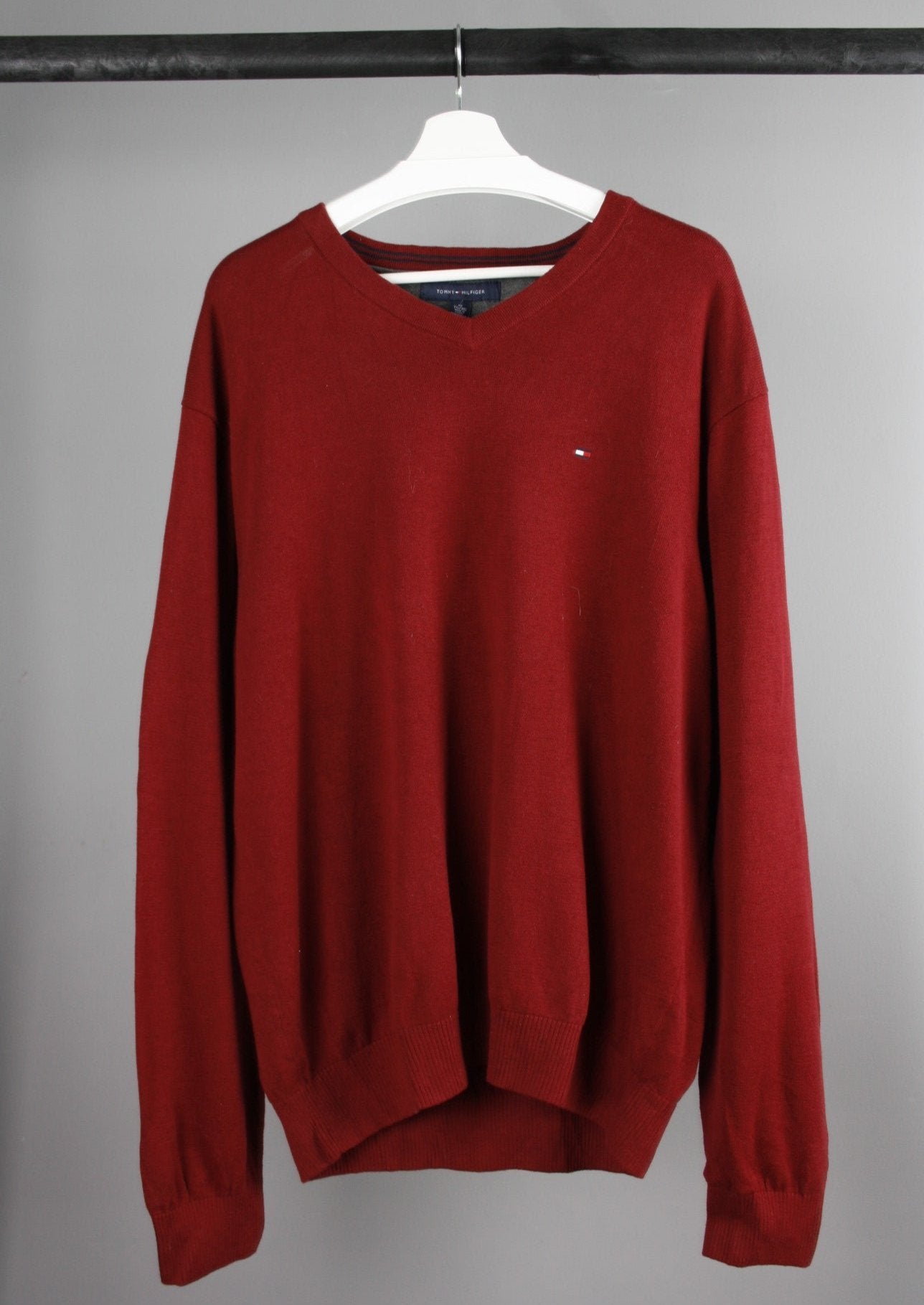 Voorkant van een wijnrode Tommy Hilfiger sweater met ronde hals en het merklogo op de borst, gemaakt van zachte en comfortabele stof.