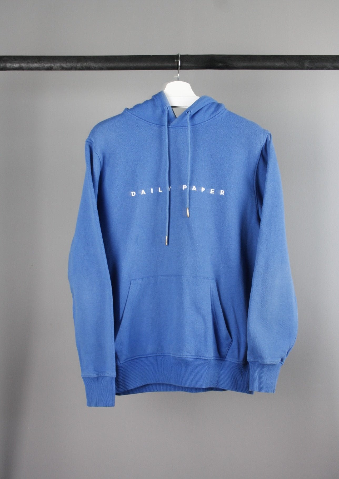 Voorkant van een blauwe Daily Paper Alias hoodie met een strak en modern design, gemaakt van comfortabele en duurzame stof.