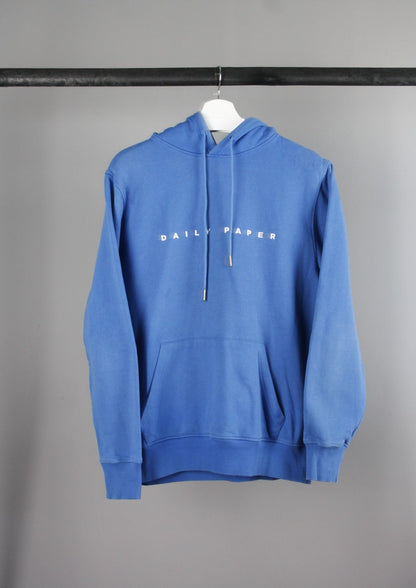 Voorkant van een blauwe Daily Paper Alias hoodie met een strak en modern design, gemaakt van comfortabele en duurzame stof.