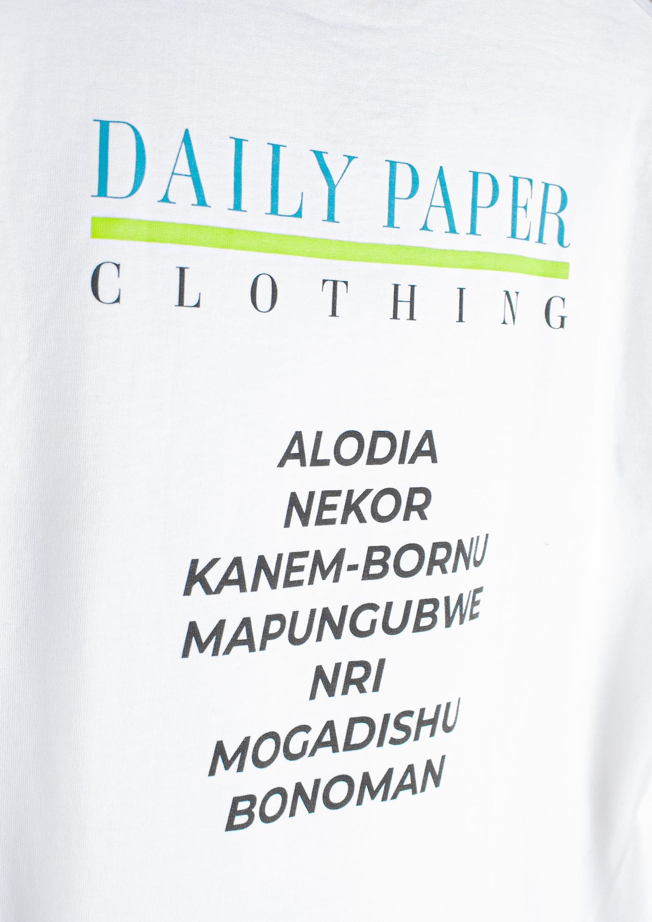 Close-up van de details van de Daily Paper Jeff longsleeve in maat M, wit, met fijne afwerking van de mouwen en naden