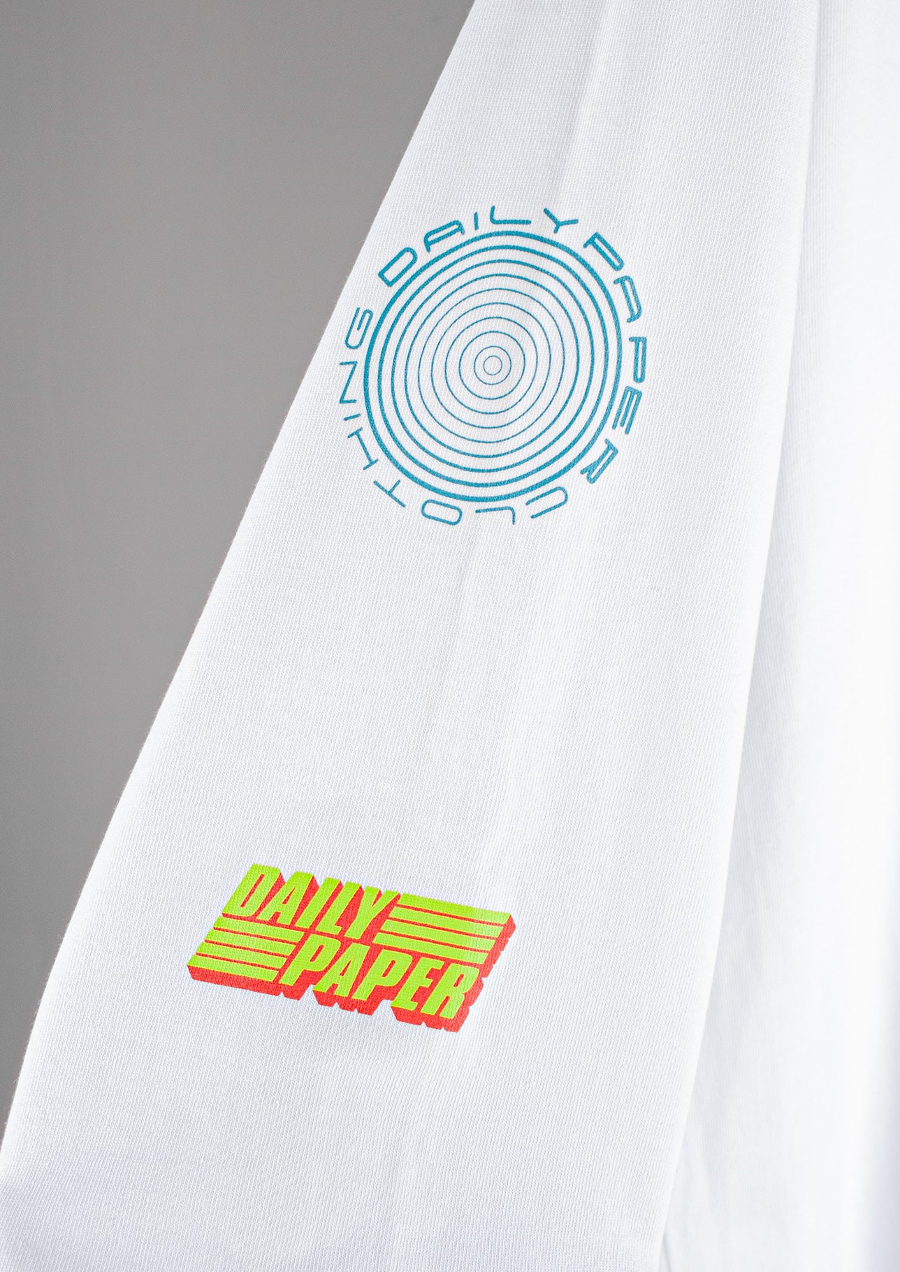 Close-up van de details van de Daily Paper Jeff longsleeve in maat M, wit, met fijne afwerking van de mouwen en naden.