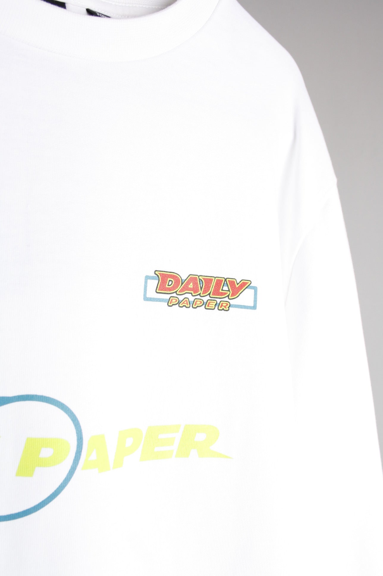Close-up van het logo of detail van de Daily Paper Jeff longsleeve in maat M, wit van kleur.