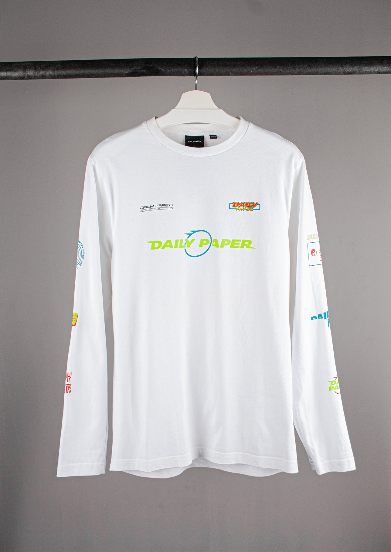 Voorkant van de Daily Paper Jeff longsleeve in maat M, wit van kleur, met een modern ontwerp.