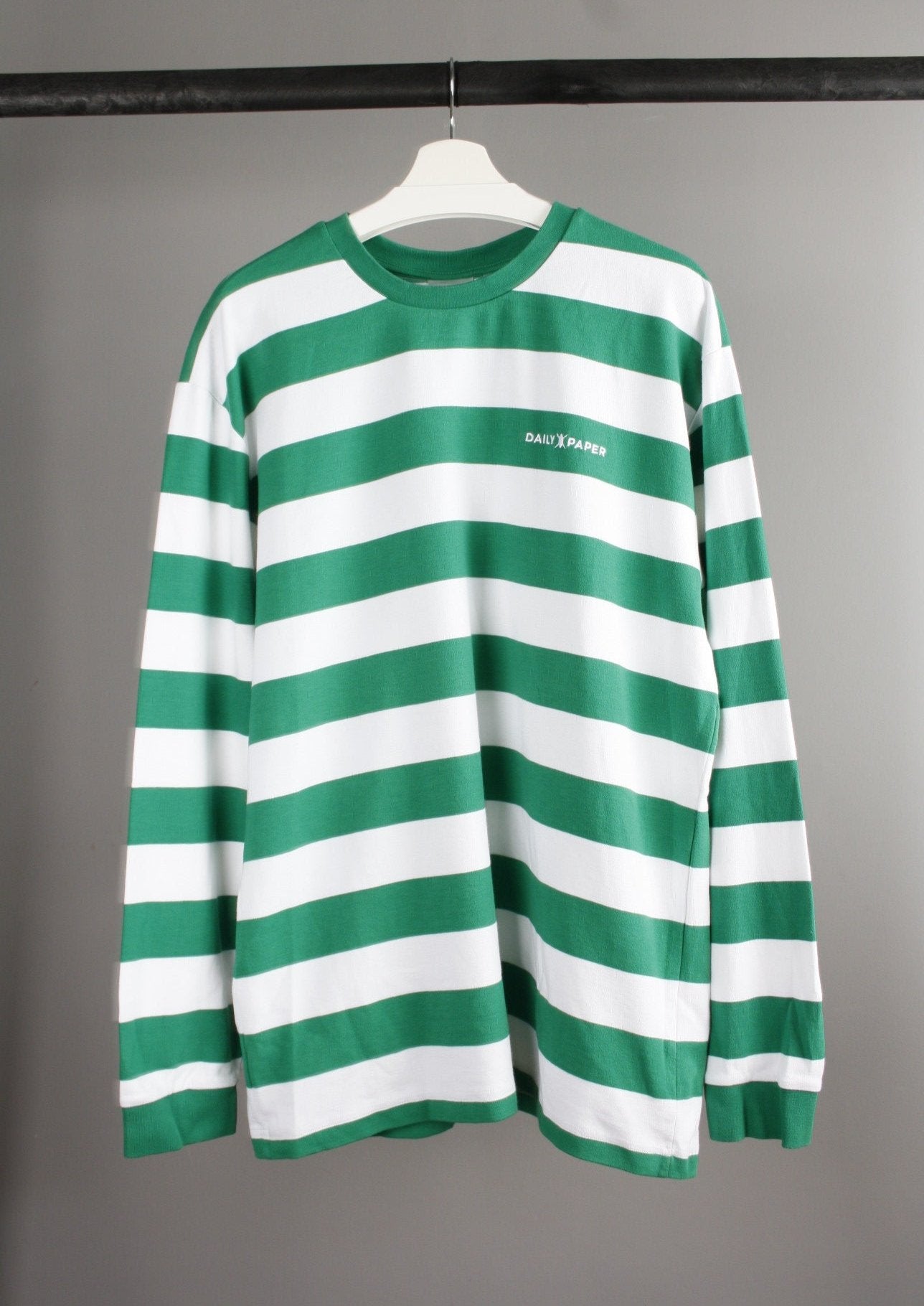 Voorkant van een groene en witte Daily Paper longsleeve, gemaakt van een zachte en comfortabele stof met een strak en modern design.