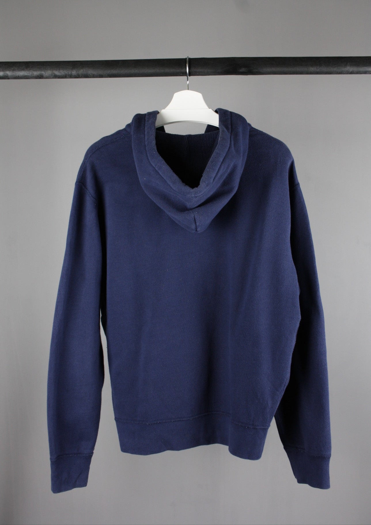 Achterkant van een marineblauw Ralph Lauren vest, een klassiek en veelzijdig ontwerp, ideaal voor casual looks.
