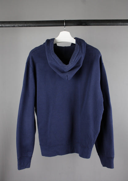 Achterkant van een marineblauw Ralph Lauren vest, een klassiek en veelzijdig ontwerp, ideaal voor casual looks.