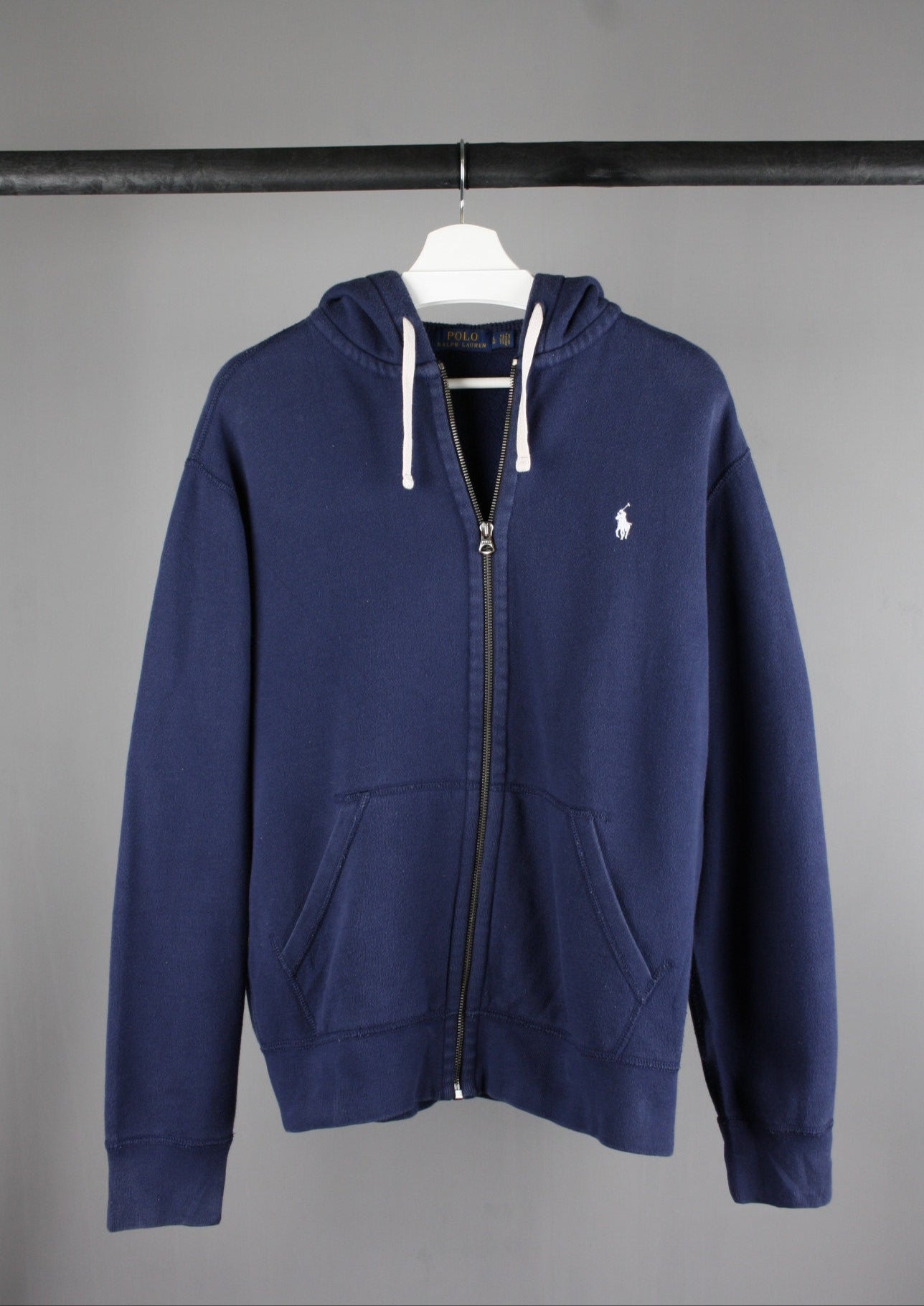 Voorkant van een marineblauw Ralph Lauren vest met een wit geborduurd paardje, het iconische logo voor een sportieve en elegante uitstraling.