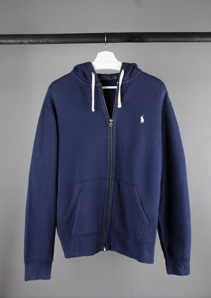 Voorkant van een marineblauw Ralph Lauren vest met een wit geborduurd paardje, het iconische logo voor een sportieve en elegante uitstraling.