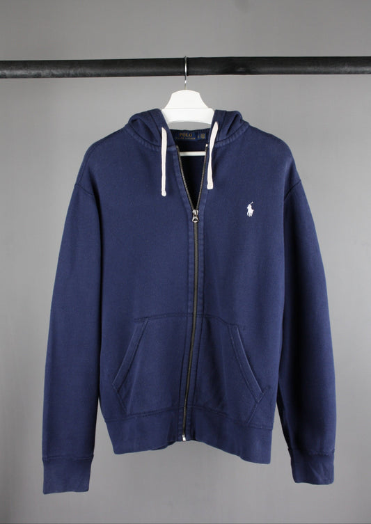 Voorkant van een marineblauw Ralph Lauren vest met een wit geborduurd paardje, het iconische logo voor een sportieve en elegante uitstraling.