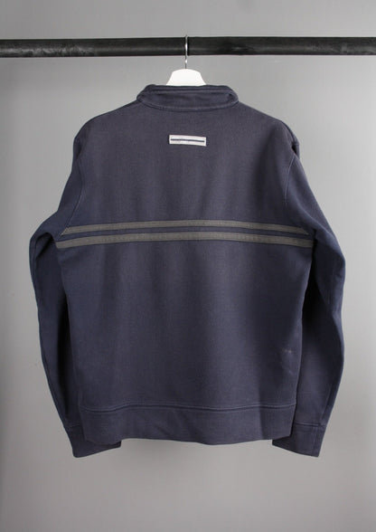 Achterkant van een marineblauwe Nike quarter-zip sweater met een vintage look, met een eenvoudige en stijlvolle afwerking, ideaal voor een retro-geïnspireerde look.