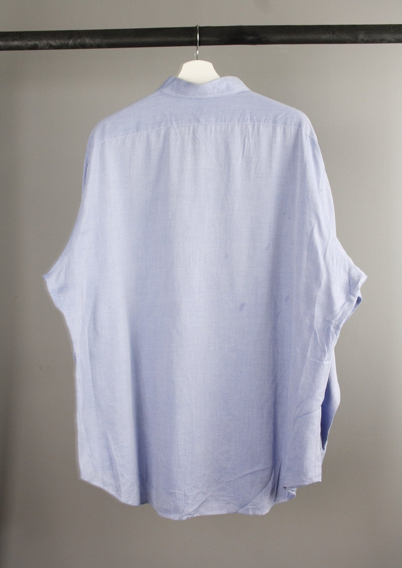 Achterkant van een lichtblauwe Ralph Lauren blouse met een klassieke pasvorm en een elegante afwerking, perfect voor een stijlvolle casual outfit.