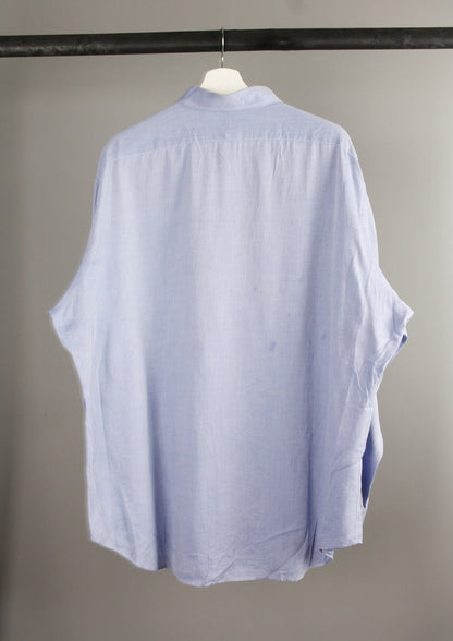 Achterkant van een lichtblauwe Ralph Lauren blouse met een klassieke pasvorm en een elegante afwerking, perfect voor een stijlvolle casual outfit.