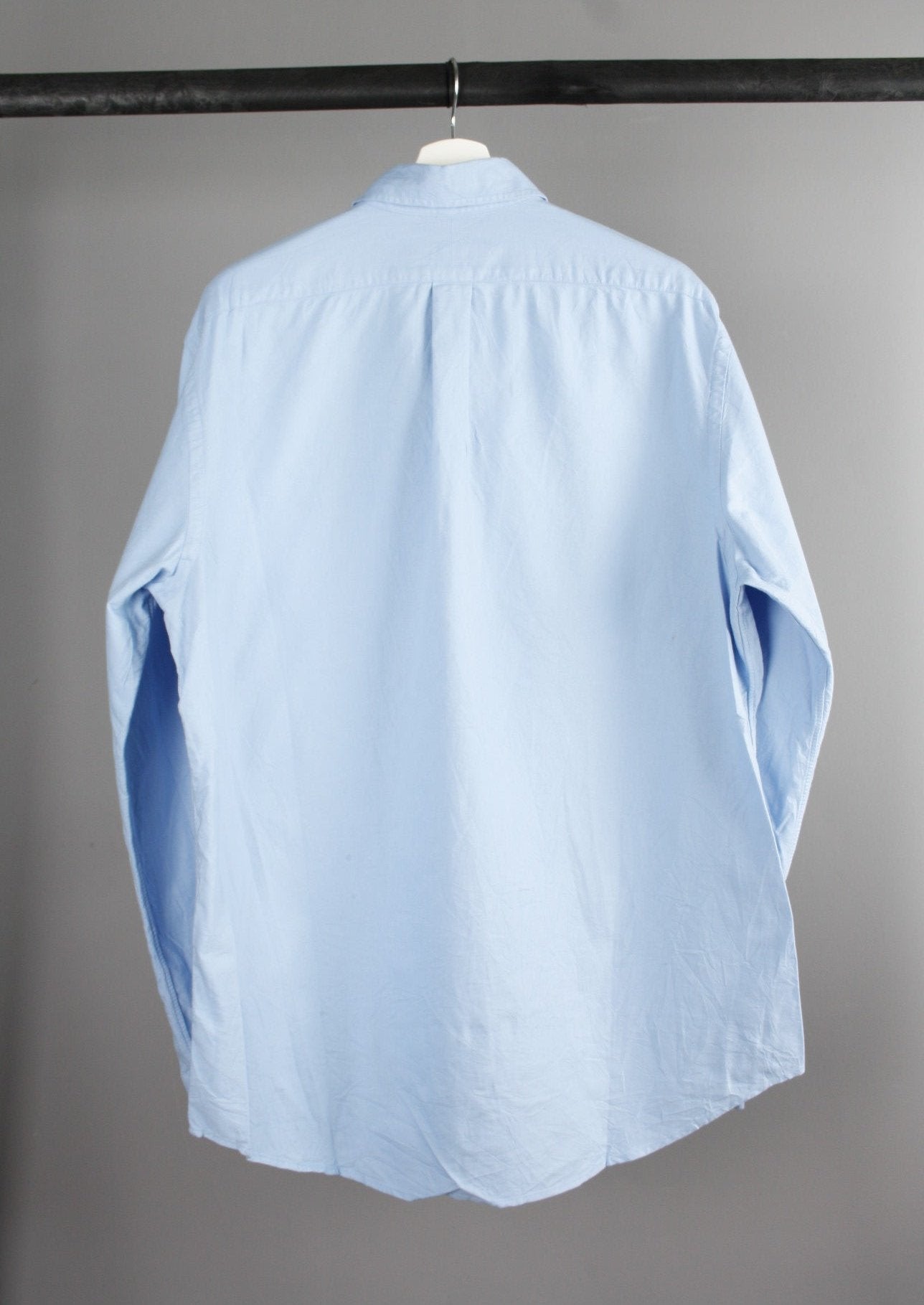 Achterkant van een lichtblauwe Ralph Lauren blouse met een klassieke snit en een elegante afwerking, perfect voor een verfijnde casual look.