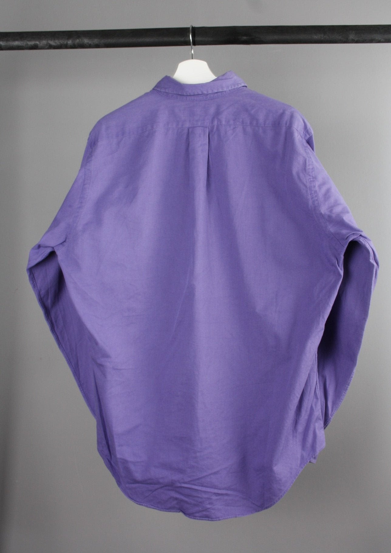 Achterkant van een paarse Ralph Lauren blouse met een klassieke pasvorm en een elegant ontwerp, ideaal voor zowel casual als formele gelegenheden.