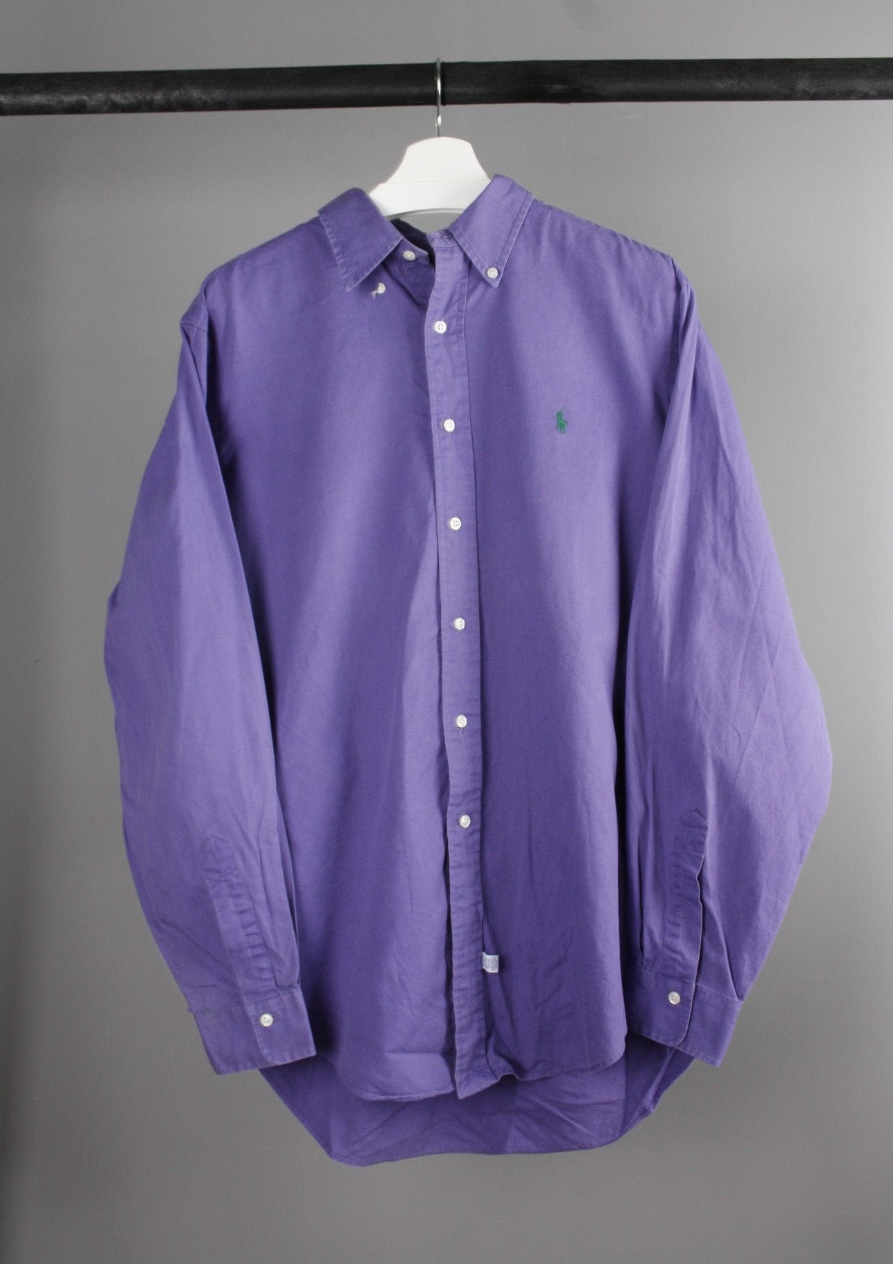 Voorkant van een paarse Ralph Lauren blouse met een groen geborduurd paardje op de borst, gemaakt van hoogwaardig katoen voor een luxe uitstraling.