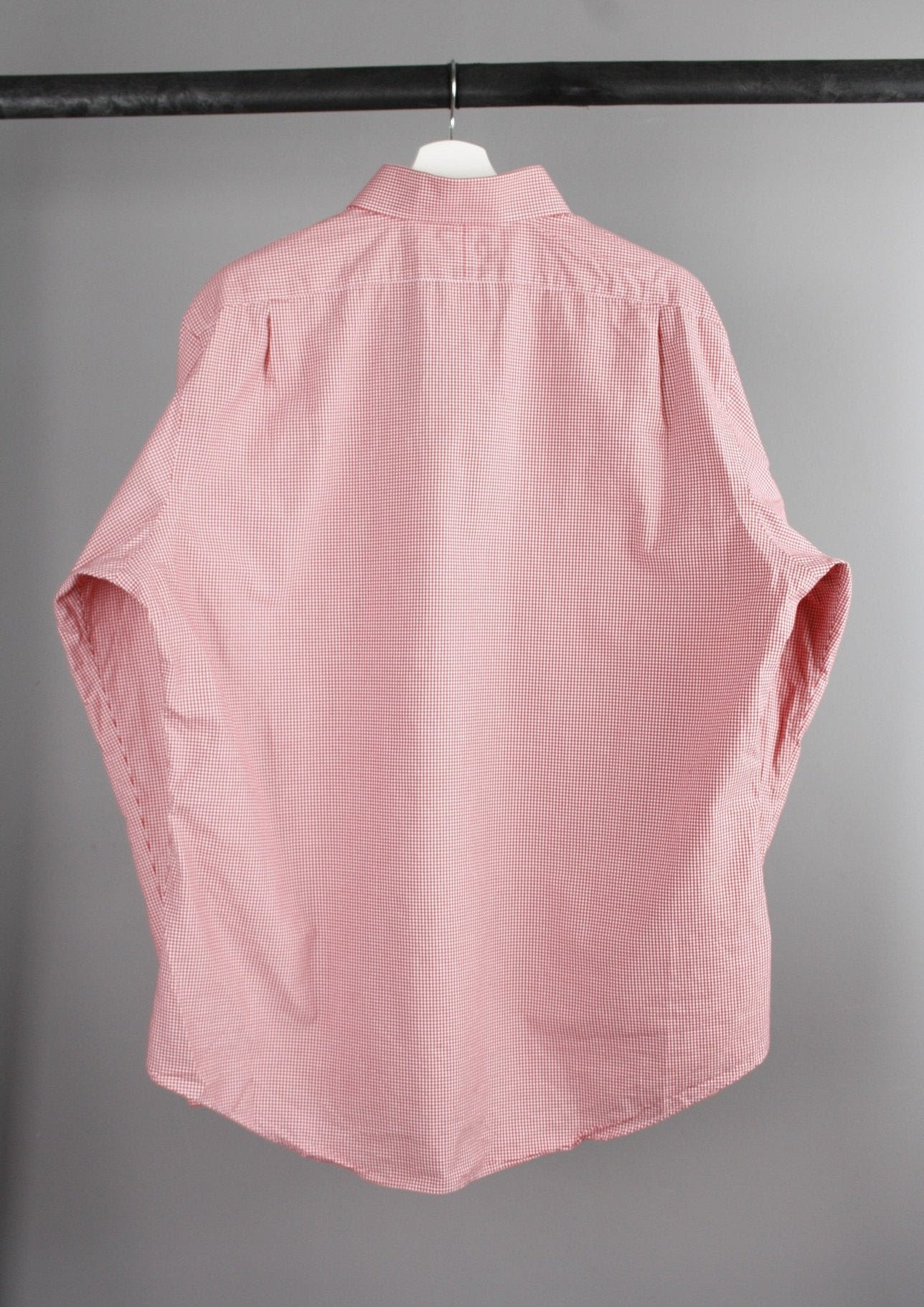 Achterkant van een rood-wit geblokte Ralph Lauren blouse met een klassieke pasvorm, perfect voor een casual en elegante uitstraling.