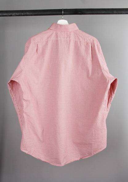 Achterkant van een rood-wit geblokte Ralph Lauren blouse met een klassieke pasvorm, perfect voor een casual en elegante uitstraling.