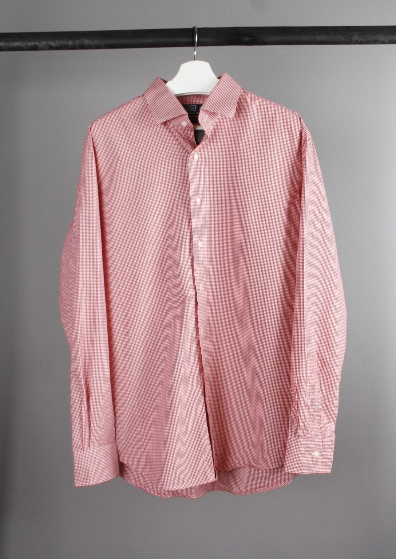 Voorkant van een rood-wit geblokte Ralph Lauren blouse zonder logo, gemaakt van een comfortabele katoenen stof met een tijdloos geruit patroon."