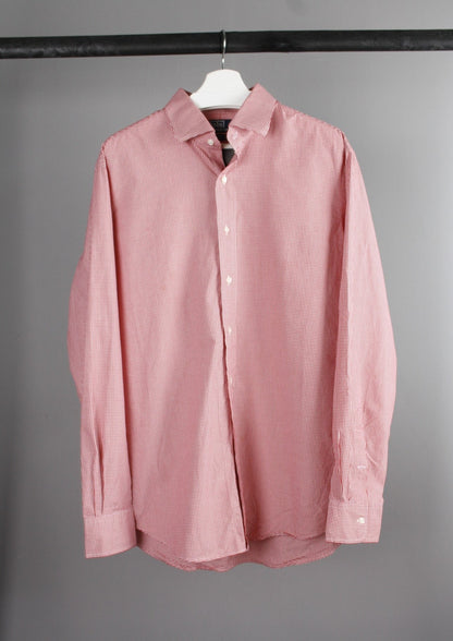 Voorkant van een rood-wit geblokte Ralph Lauren blouse zonder logo, gemaakt van een comfortabele katoenen stof met een tijdloos geruit patroon."