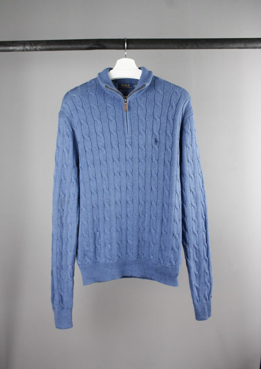 Voorkant van een blauwe Ralph Lauren cable knit quarter zip sweater met een marineblauw paardje op de borst, voorzien van een ritssluiting en gemaakt van hoogwaardige wol voor een klassieke en stijlvolle uitstraling.