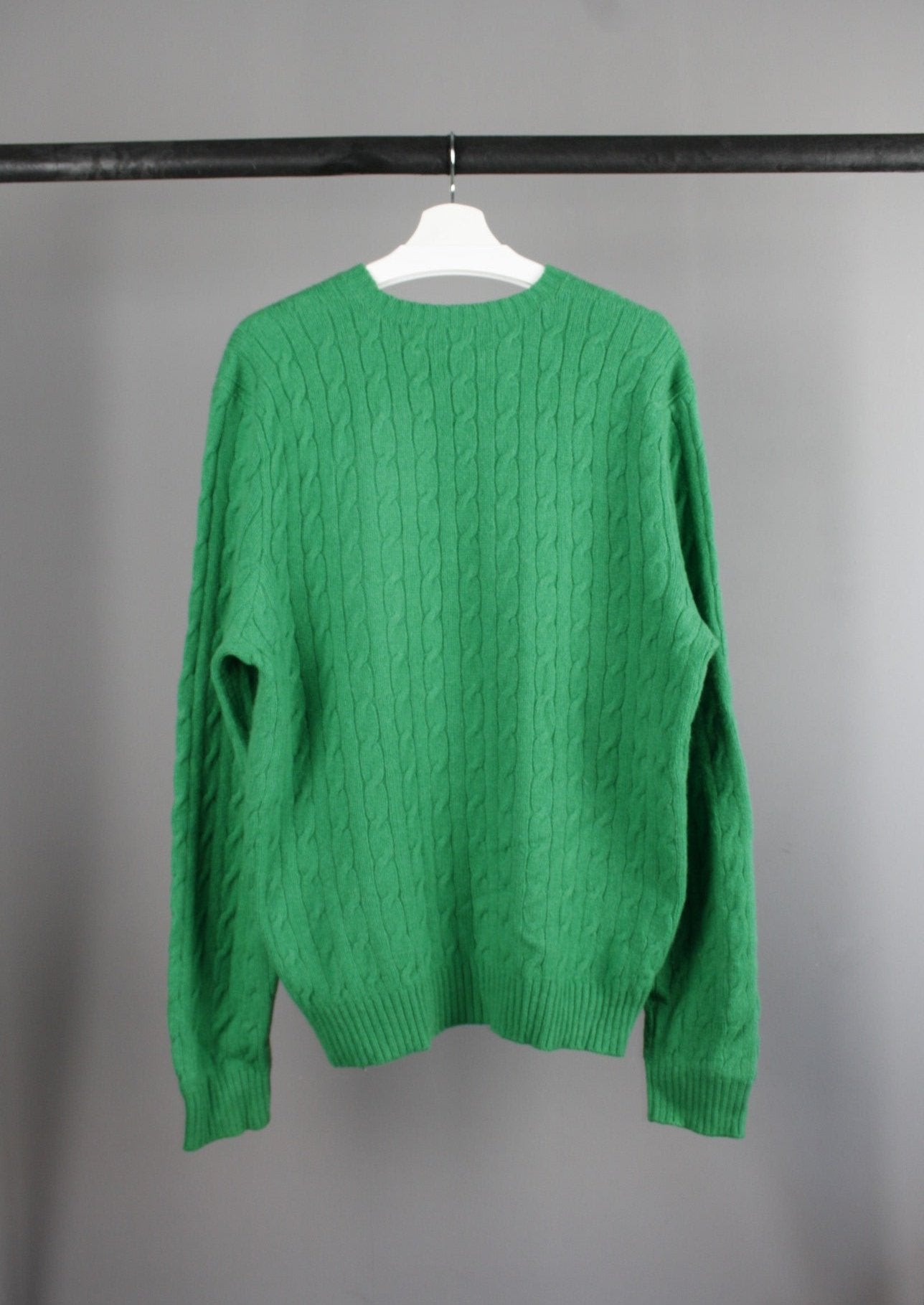 Achterkant van een groene Ralph Lauren cable knit sweater, met een opvallend paars logo op de borst, perfect voor een verfijnde en tijdloze stijl