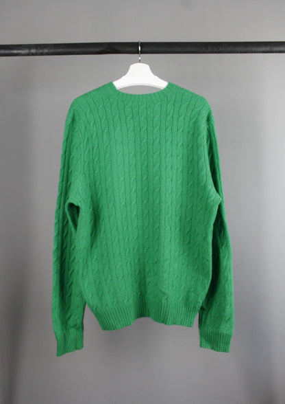 Achterkant van een groene Ralph Lauren cable knit sweater, met een opvallend paars logo op de borst, perfect voor een verfijnde en tijdloze stijl