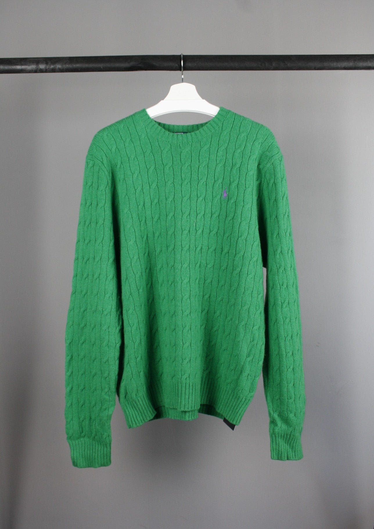 Voorkant van een groene Ralph Lauren cable knit sweater met een paars paardje op de borst, gemaakt van fijne wol voor een elegante en klassieke look.