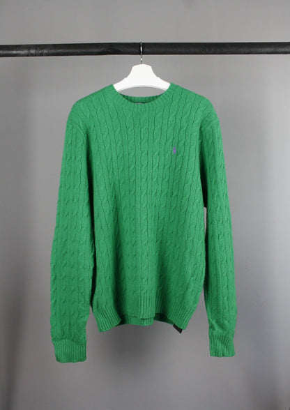 Voorkant van een groene Ralph Lauren cable knit sweater met een paars paardje op de borst, gemaakt van fijne wol voor een elegante en klassieke look.